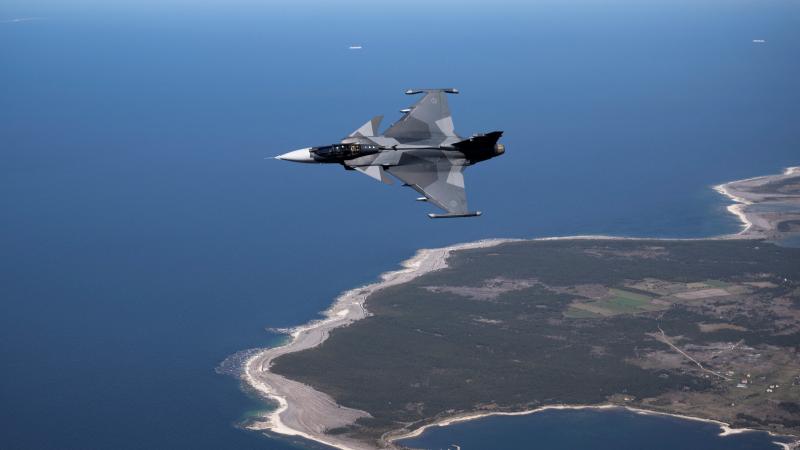 Zviedrijas iznīcinātājs JAS 39 Gripen E virs Gotlandes