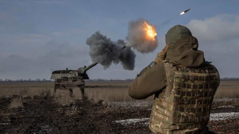 Ukrainas karavīri šauj pa krievu okupantu pozīcijām no Vācijas piegādātās pašgājejhaubices PzH 2000