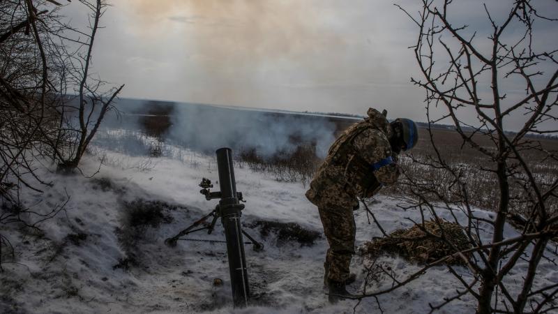 Ukraiņu karavīrs izšauj "Stinger" pret krievu pozīcijām pie Vuhledaras