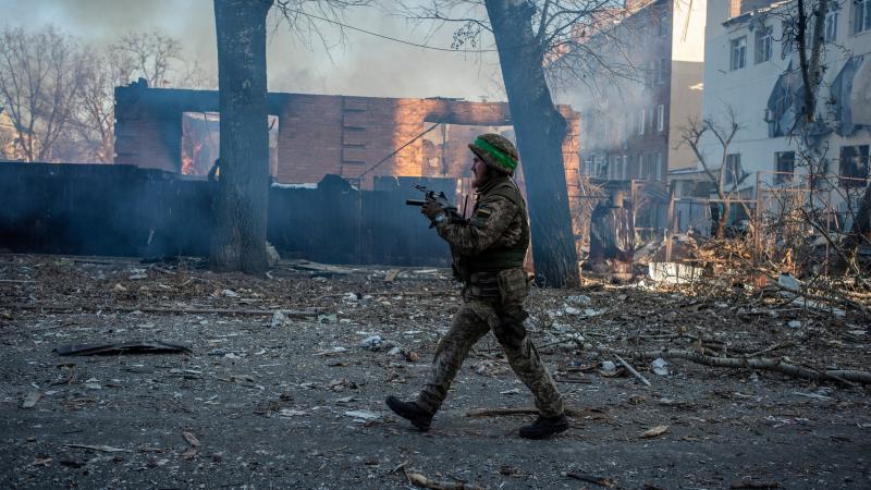 Ukrainas karavīrs pie Bahmutas