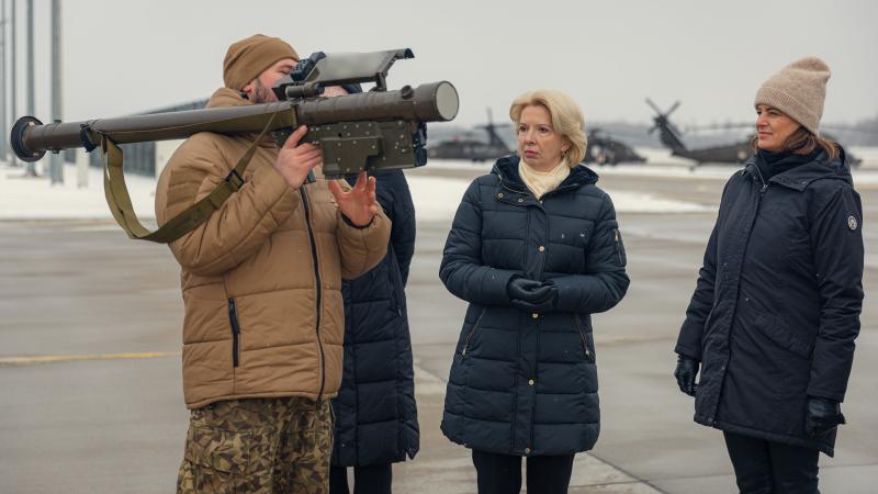 Aizsardzības ministre Ināra Mūrniece Lielvārdes aviācijas bāzē aplūko pretgaisa aizsardzības raķeti "Stinger", kādu Latvija nosūtīja palīdzībai Ukrainas bruņotajiem spēkiem