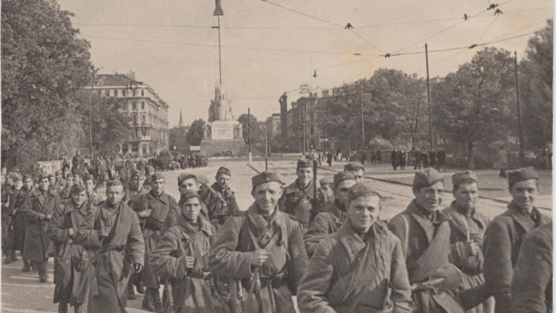 Sarkanās armijas karavīri soļo garām Brīvības piemineklim Rīgā. 1944. gada 14. oktobris