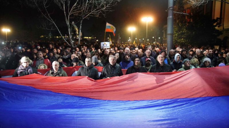 Serbijas nacionālisti protestē pret Kosovas plānu. 