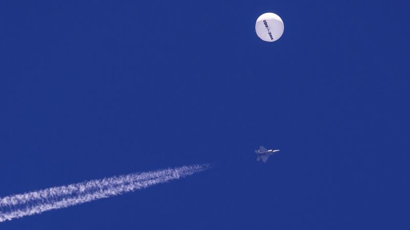 F-22 lido pie Ķīnas balona virs Atlantijas okeāna