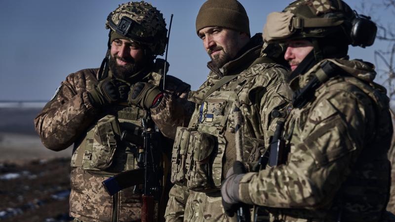 Ukrainas bruņoto spēku karavīri vēro krievu okupantu pozīcijas pie Bahmutas