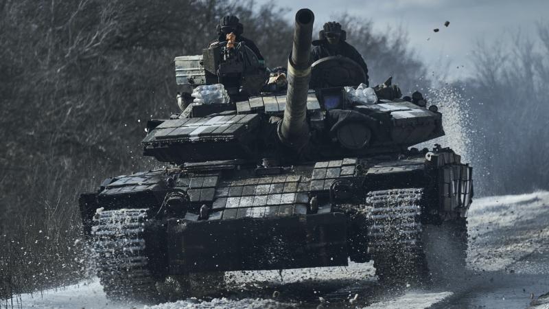 Ukrainas bruņoto spēku tanks ar karavīriem dodas uz pozīcijām