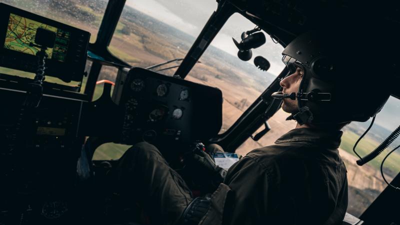 NBS Gaisa spēku helikoptera Mi-17 pilots lidojumā