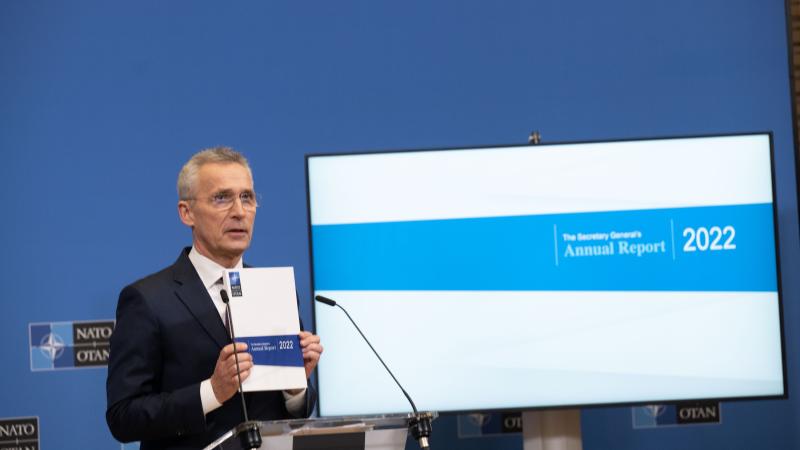 NATO ģenerālsekretārs Jenss Stoltenbergs iepazīstina ar 2022. gada NATO pārskatu