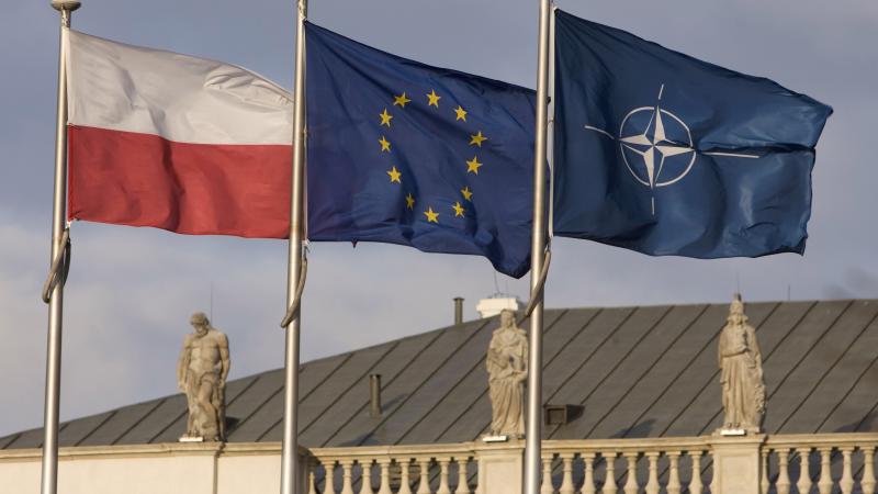 Polijas, Eiropas Savienības un NATO karogs pie prezidenta pils Varšavā