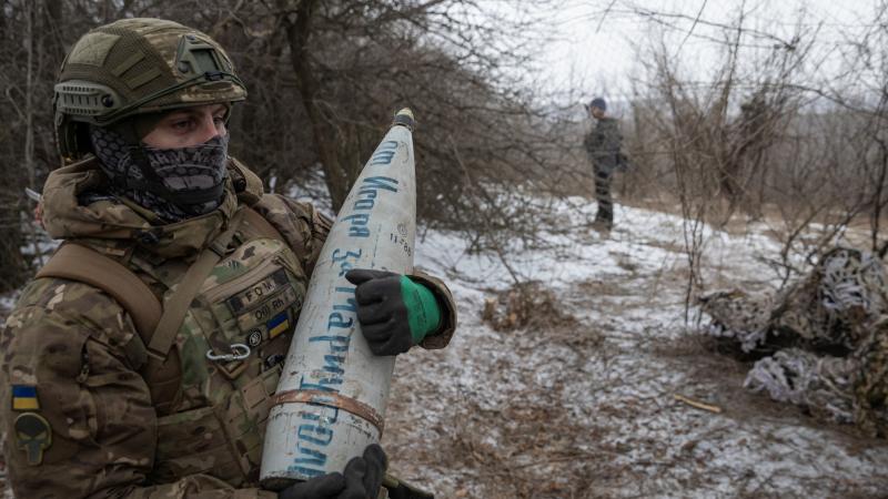 Ukrainas karavīrs pozīcijās pie Bahmutas