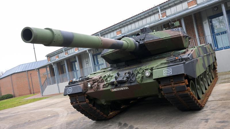 Vācijas nodrošinātais kaujas tanks Ukrainas aizstāvjiem "Leopard 2"