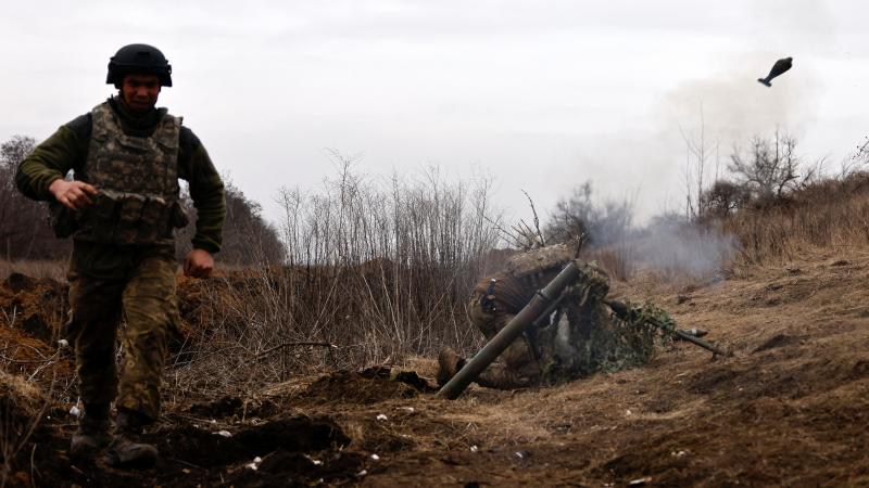 Ukraiņu karavīri ar mīnmetējiem apšauda krievu okupantu pozīcijas pie Bahmutas