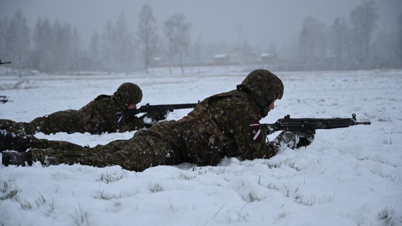 Zemessardzes 4.Kurzemes brigādes 51. kājnieku bataljona zemessargi mācību laikā