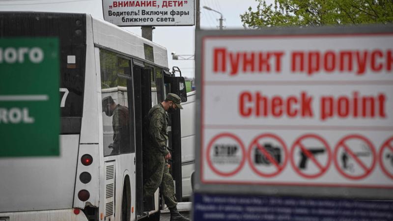 Piedņestras režīma militārists izkāpj no autobusa pēc tā pārbaudes uz Moldovas un separātistu kontrolētās saskarlīnijas