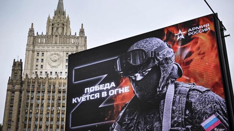 Karu atbalstošs plakāts Maskavā