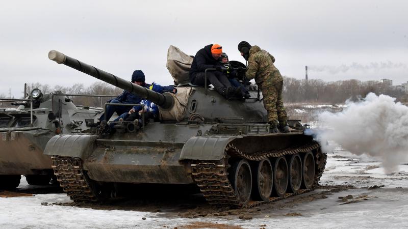 Krievijas iedzīvotāji Sankpēterburgā vizinās uz T-54/55 tipa tanka