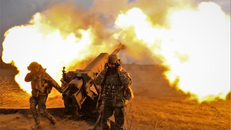 Ukraiņu artilēristi apšauda krievu okupantu pozīcijas