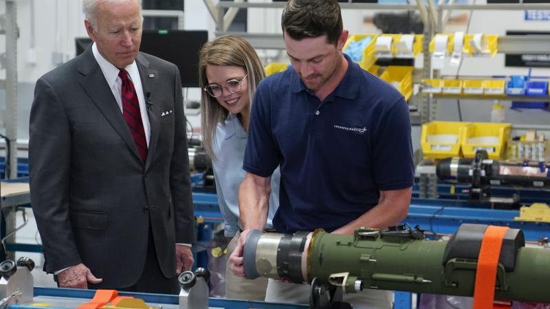 ASV prezidents Džo Baidens vēro "Javelin" prettanku raķešu montāžu "Lockheed Martin" ražotnē