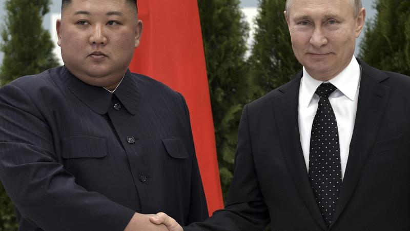 Ziemeļkorejas diktators Kims Čen Uns un Krievijas diktators un kara noziedznieks Vladimirs Putins