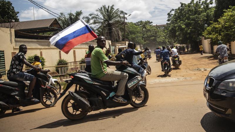 Burkinafaso iedzīvotāji ar Krievijas karogu