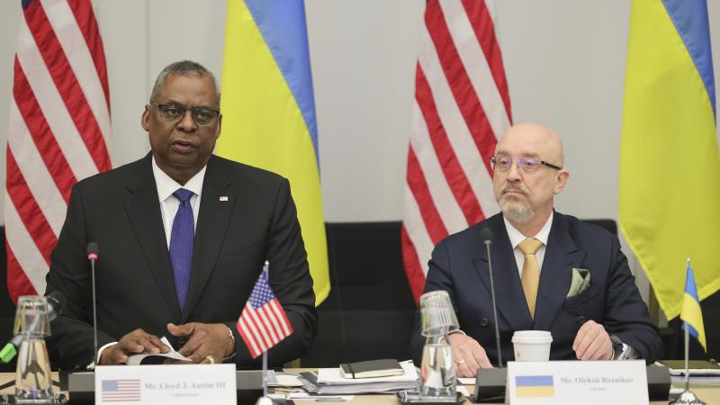 ASV aizsardzības sekretārs Loids Ostins un Ukrainas aizsardzības ministrs Oleksijs Rezņikovs