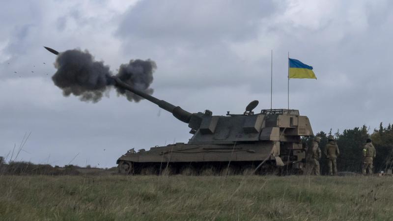 Ukrainas karavīri šauj ar Rietumvalstu piegādāto haubici