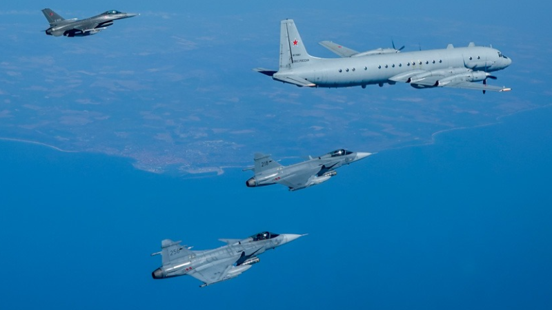 Zviedrijas Karalisko gaisa spēku iznīcinātāji "Gripen" un Dānijas Karalisko gaisa spēku iznīcinātāji "F-16" virs Baltijas jūras pārtver Krievijas militāro lidmašīnu