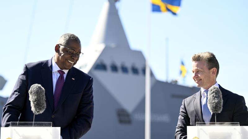 ASV aizsardzības sekretāra Loida Ostina tikšanās ar Zviedrijas aizsardzības ministru Polu Jonsonu