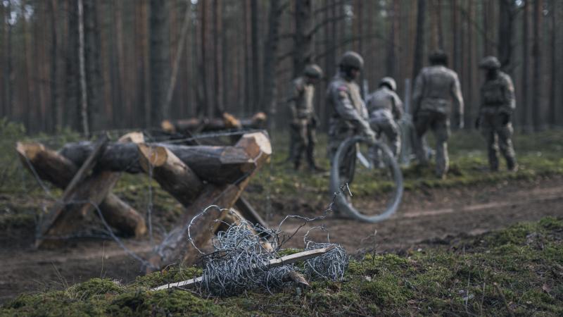NBS kaujas inženieri uzstāda pretinieku kavējošos šķēršļus 