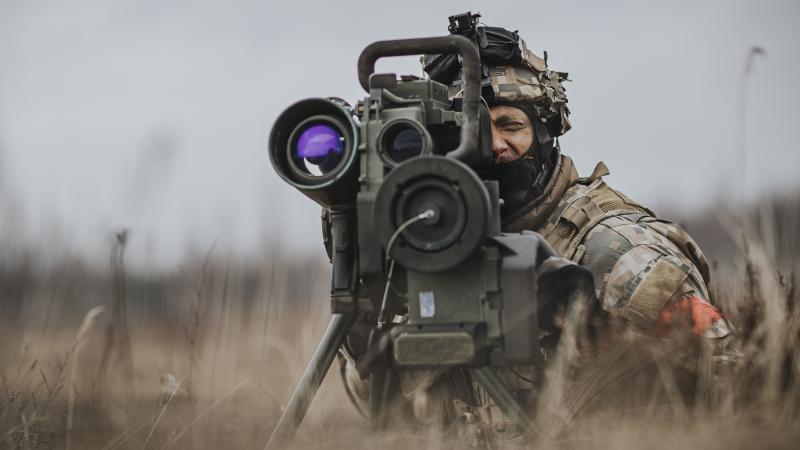 NBS karavīrs ar prettanku raķeti mācībās "Kristāla bulta 2020" Ādažu poligonā