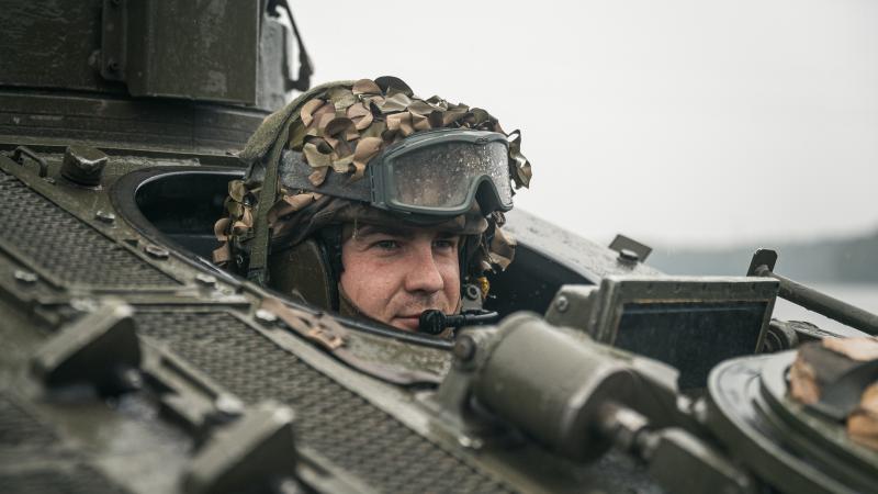 Sauszemes spēku Mehanizēto kājnieku brigādes karavīrs kaujas izlūkošanas mašīnā CVRT šķērso Lilastes ezeru