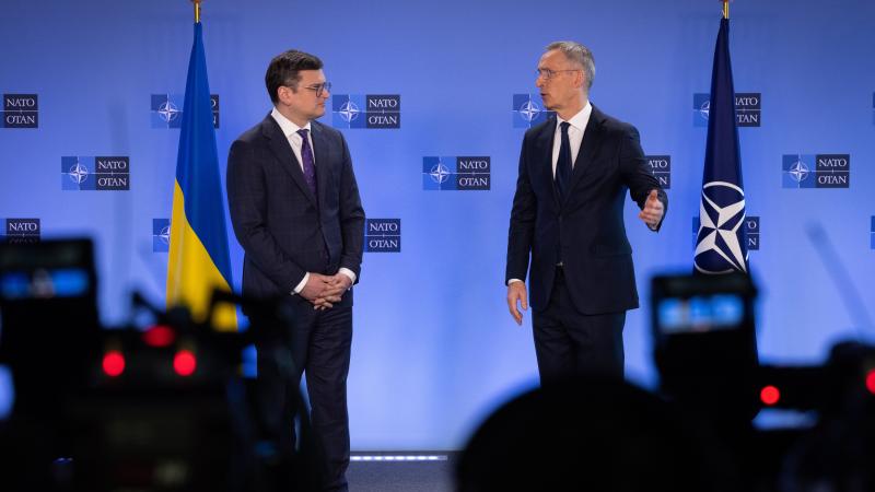 Ukrainas ārlietu ministrs Dmitro Kuleba un NATO ģenerālsekretārs Jenss Stoltenbergs