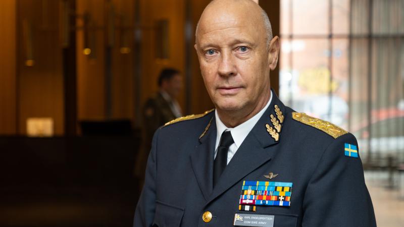 Zviedrijas Sauszemes spēku komandieris ģenerālmajors Karls Engelbrektsons