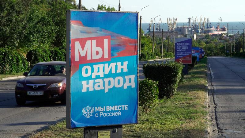 Okupantu propagandas plakāts okupētajā Mariupolē