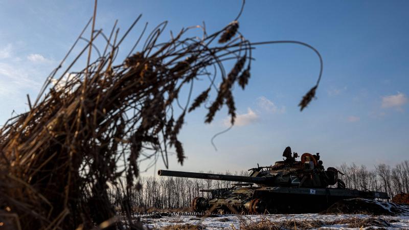 Iznīcinātais Krievijas iebrucēju tanks Harkivas apgabalā Ukrainā