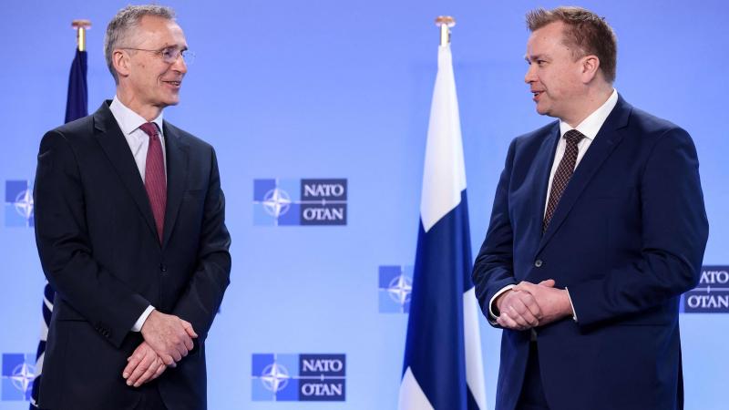 NATO ģenerālsekretārs Jenss Stoltenbergs un Somijas aizsardzības ministrs Anti Kaikonens