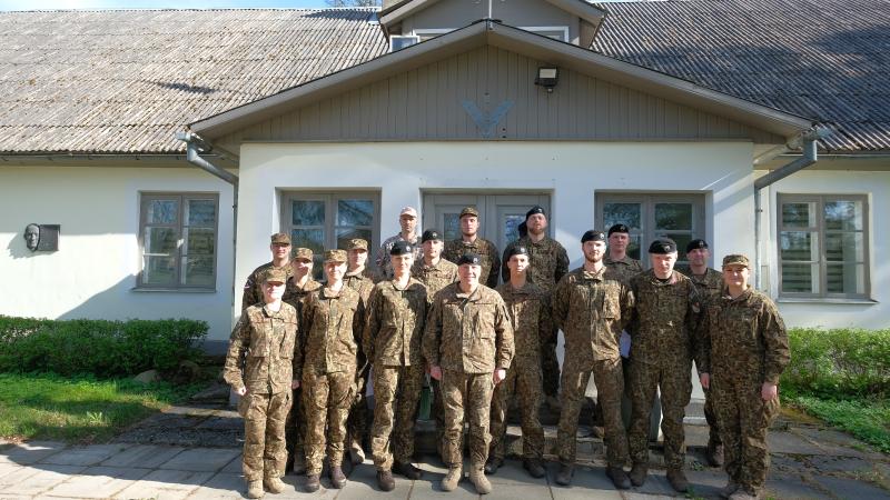 Karavīra - glābēja kursa absolventi ar Zemessardzes 2. Vidzemses brigādes komandieri pulkvedi Gunāru Kauliņu