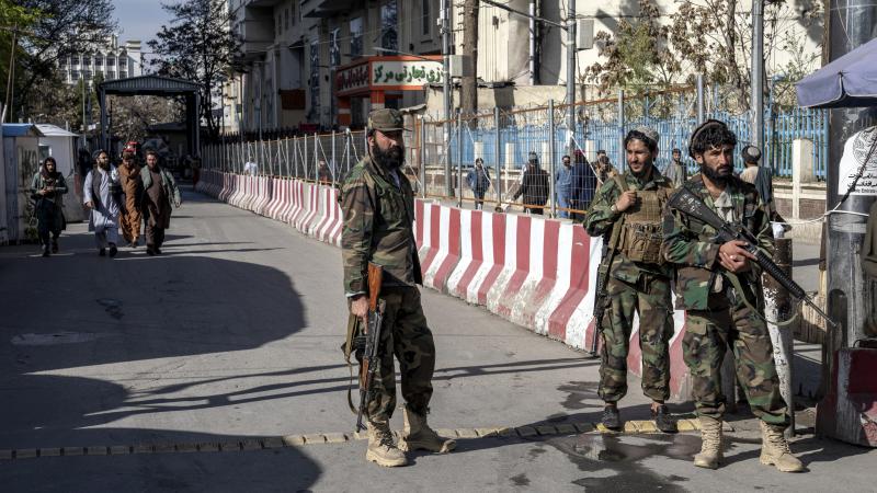 Taliban kaujinieki Kabulas ielās