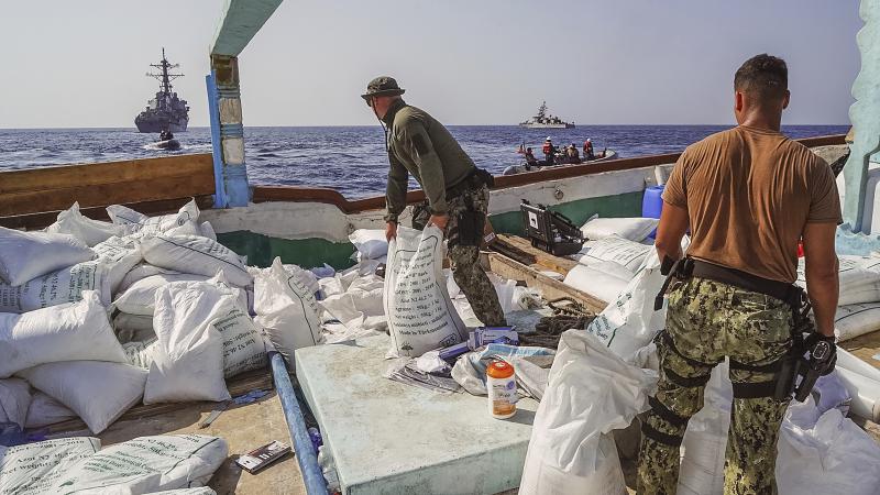 ASV Jūras spēki Jemenā pārtvēruši no Irānas sūtīto amonija perhlorātu Foto: AP/Scanpix