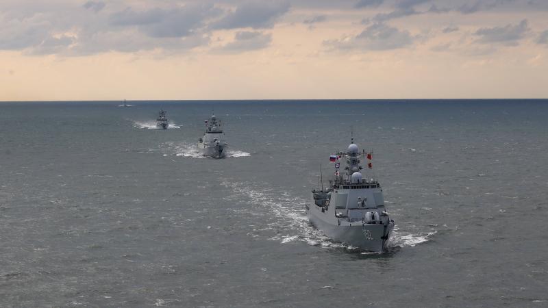 Ķīnas karakauģi kopējās mācībās ar Krievijas jūras spēkiem