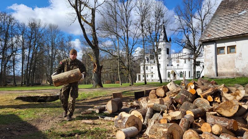 Zemessargs Lielajā talkā pie Stāmerienes pils