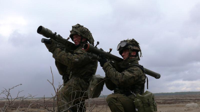 Polijas karavīri ar pretgaisa aizsardzības sistēmu "GROM"