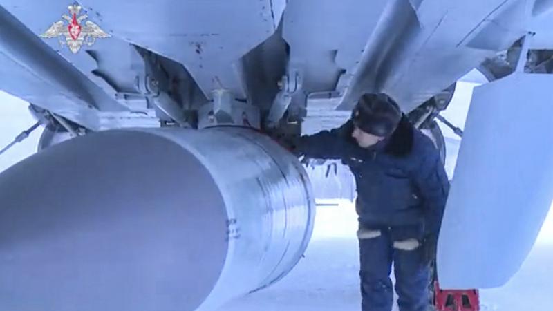 Krievu karavīrs veic pārbaudi “Kinzhal” raķetei