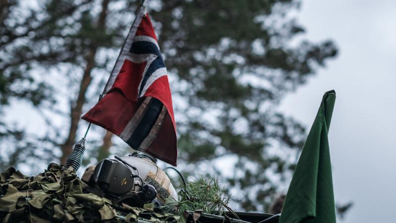 Norvēģijas karogs un kaujas tanka