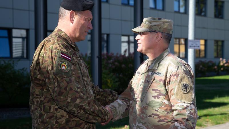 NBS komandieris ģenerālleitnqnts Leonīds Kalniņš tiekas ar Mičiganas Nacionālās Gvardes komandieri ģenerālmajoru Polu Rodžersu
