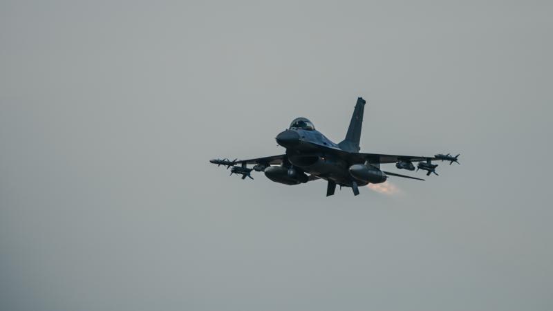Iznīcinātājs F-16 lido virs Ādažu poligona