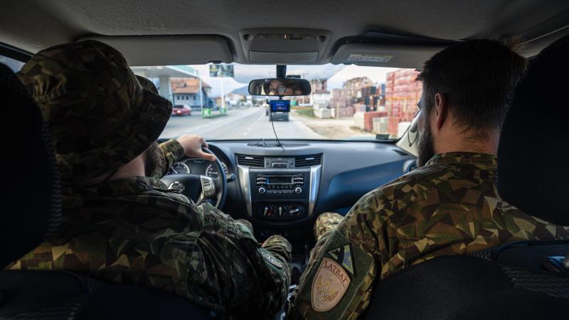  Latvijas kontingenta karavīri NATO vadītās miera uzturēšanas operācijas Kosovā.
