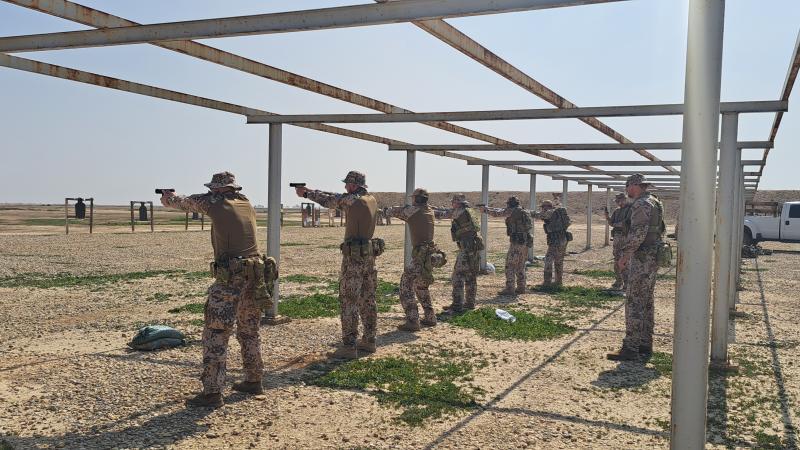 Latvijas karavīri un zemessargi NATO operācijā Irākā aizvada kaujas šaušanas vingrinājumu