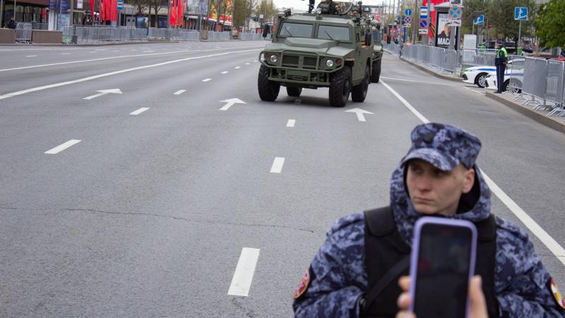 Agresorvalsts Krievijas valdošā režīma represīvo iestāžu pārstāvji uzrauga militārās tehnikas pārvietošanos uz tā sauktās "uzvaras dienas" svinību norises vietu Maskavā