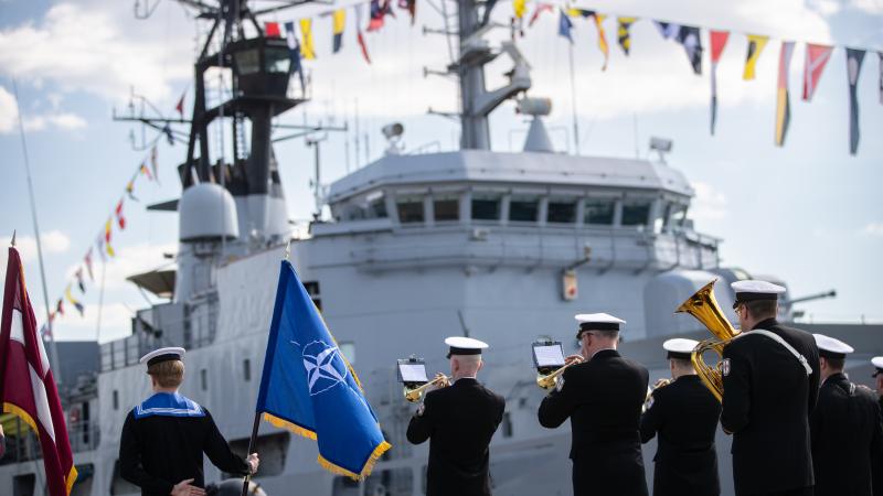 Rīgas pasažieru ostā ieradušies daudznacionāla kuģu grupa septiņu NATO karakuģu sastāvā, kas dibināta šajā dienā pirms 50 gadiem.